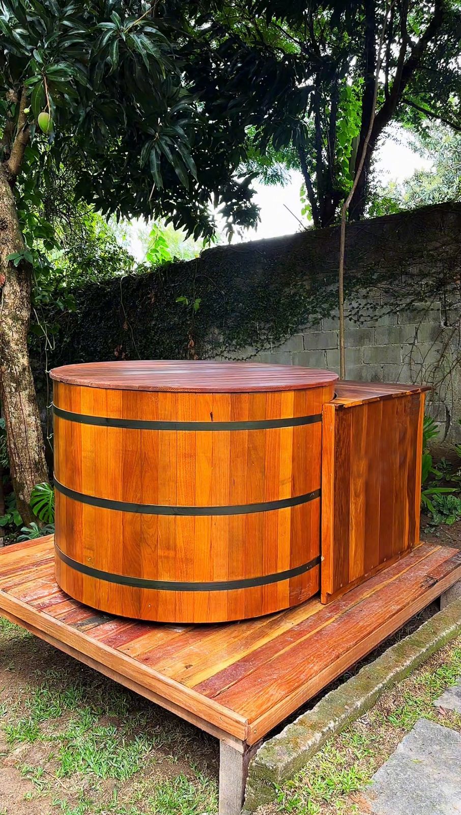 Ofurô de madeira para até quatro pessoas com aquecimento e hidromassagem